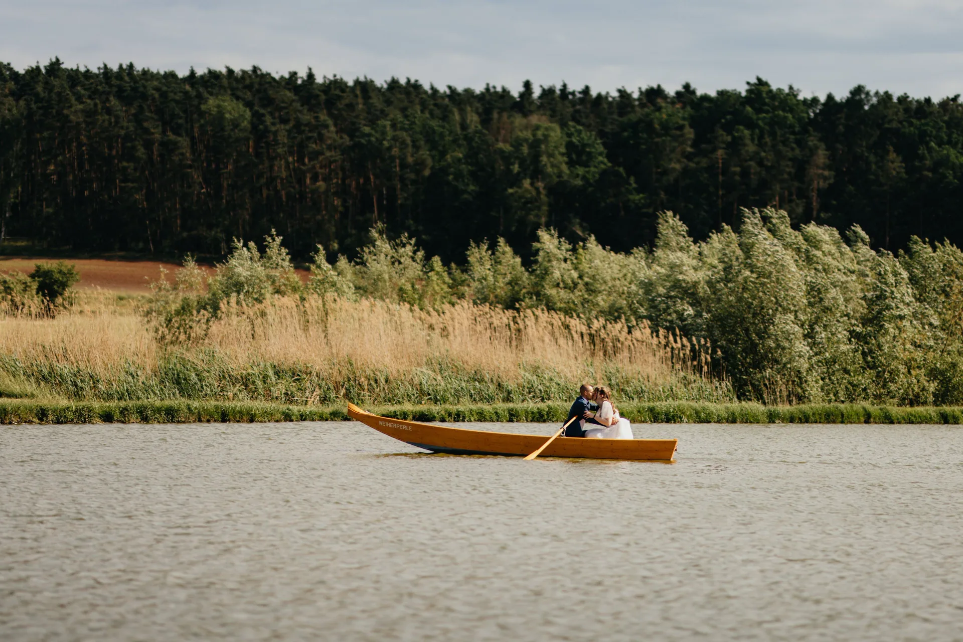 Brautpaar im Liebesboot Weiherperle auf dem Weiher