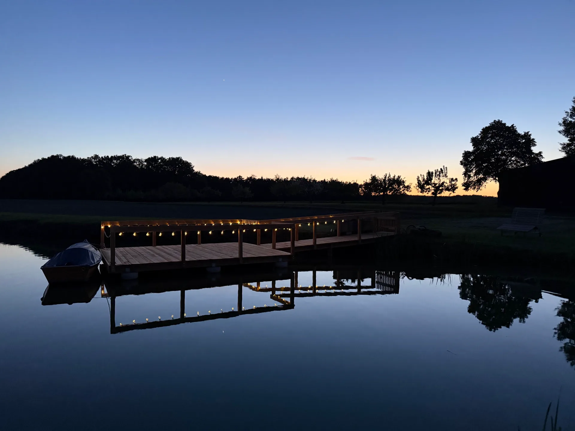Beleuchtete Seebühne bei Sonnenuntergang